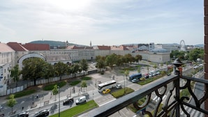 A cityscape with a prominent building featuring an archway labeled "MEIFLIN". - Adagio Hostel Basilica (Budapest)