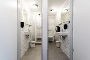Bed in 10-Bed Dormitory Room with Private Bathroom | Bad | Dusj og håndklær