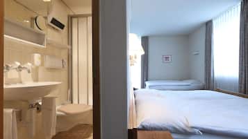 Dreibettzimmer | Badezimmerausstattung | Haartrockner, Handtücher