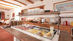 A buffet area with various food items and condiments. - Hotel Concordia Davos (Davos)