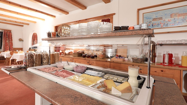 A buffet area with various food items and condiments. - Hotel Concordia Davos (Davos)