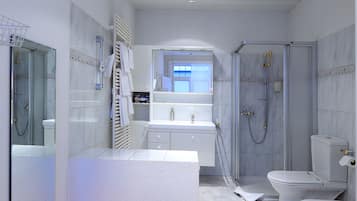 Une salle de bain moderne équipée d’une douche, de toilettes et d’un lavabo.