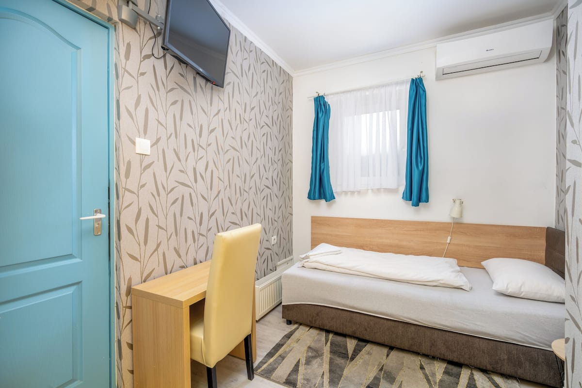 Single Room | Free WiFi, bed sheets