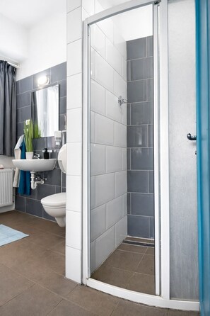 Shower, hair dryer, towels - WOW City Hostel (Budapest)