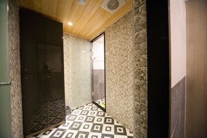 Shared Dormitory, Men only, Non Smoking, Shared Bathroom (6Beds) | Bathroom - k79 guesthouse - Hostel (Busan)