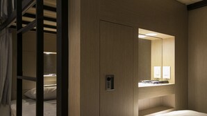Egyptian cotton sheets, premium bedding, in-room safe, blackout drapes - k79 guesthouse - Hostel (Busan)