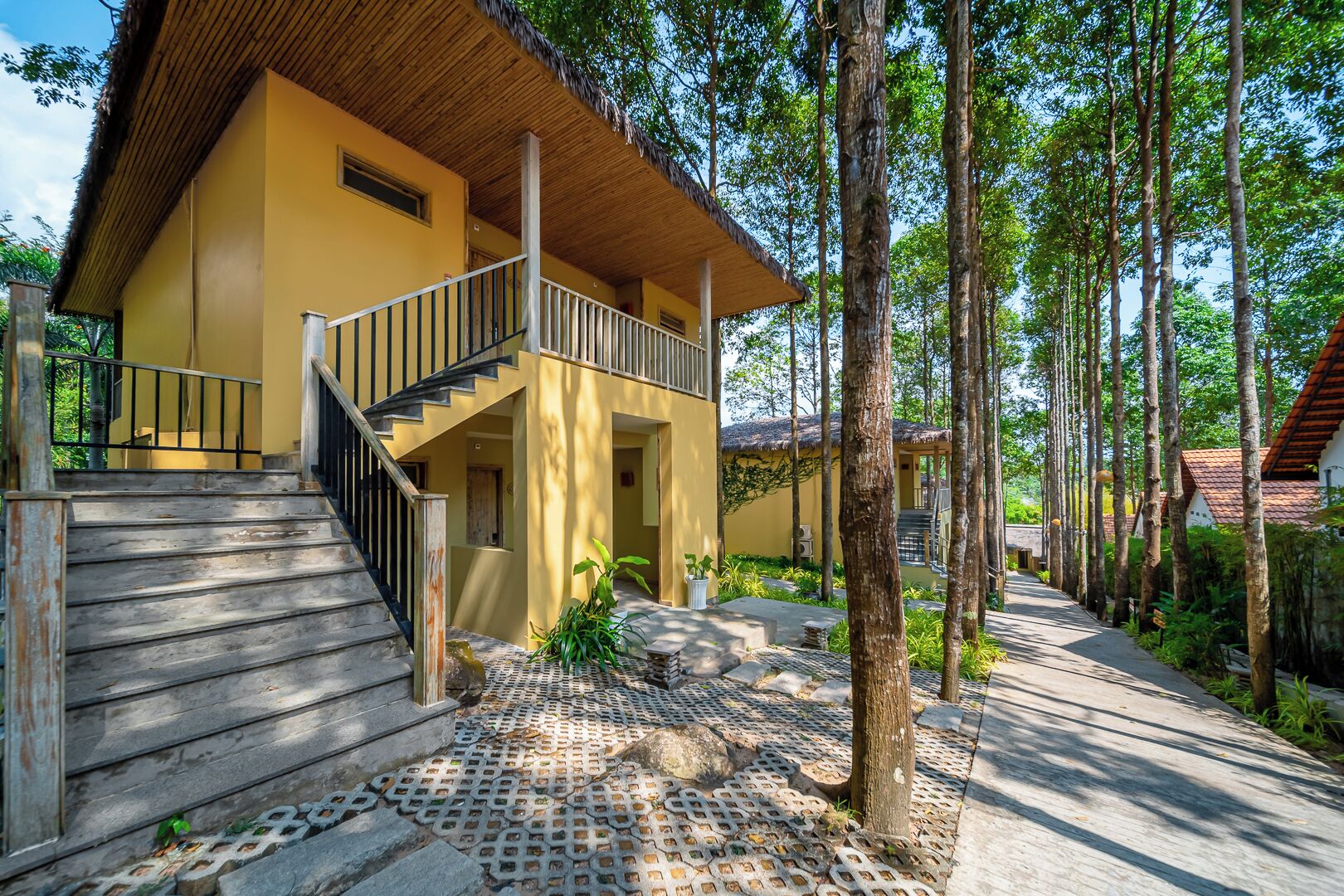 deluxe double room, garden view | balcony view