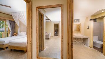Habitación de hotel con dos camas, un baño y vistas al exterior.