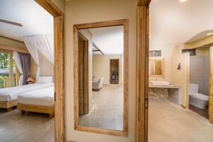 Habitación de hotel con dos camas, un baño y vistas al exterior.