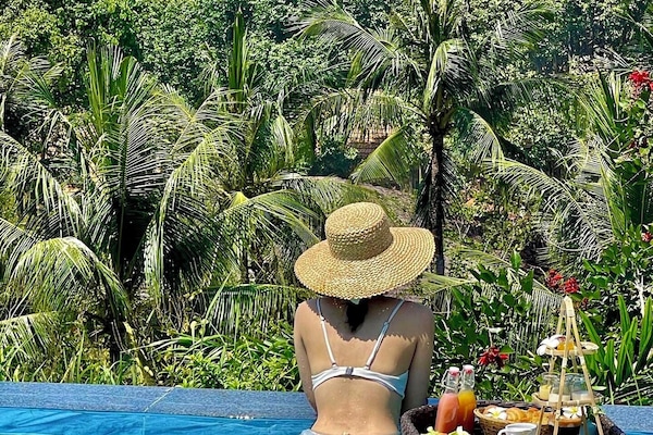 Kolam renang outdoor, dengan kursi berjemur