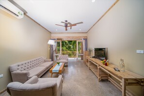 Villa, 2 habitaciones, cocina (Lahana) | Zona de estar | Una televisión de pantalla plana, juguetes