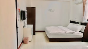 Quarto quádruplo econômico, 2 camas de casal | Escrivaninha, cortinas blackout, Wi-Fi de cortesia