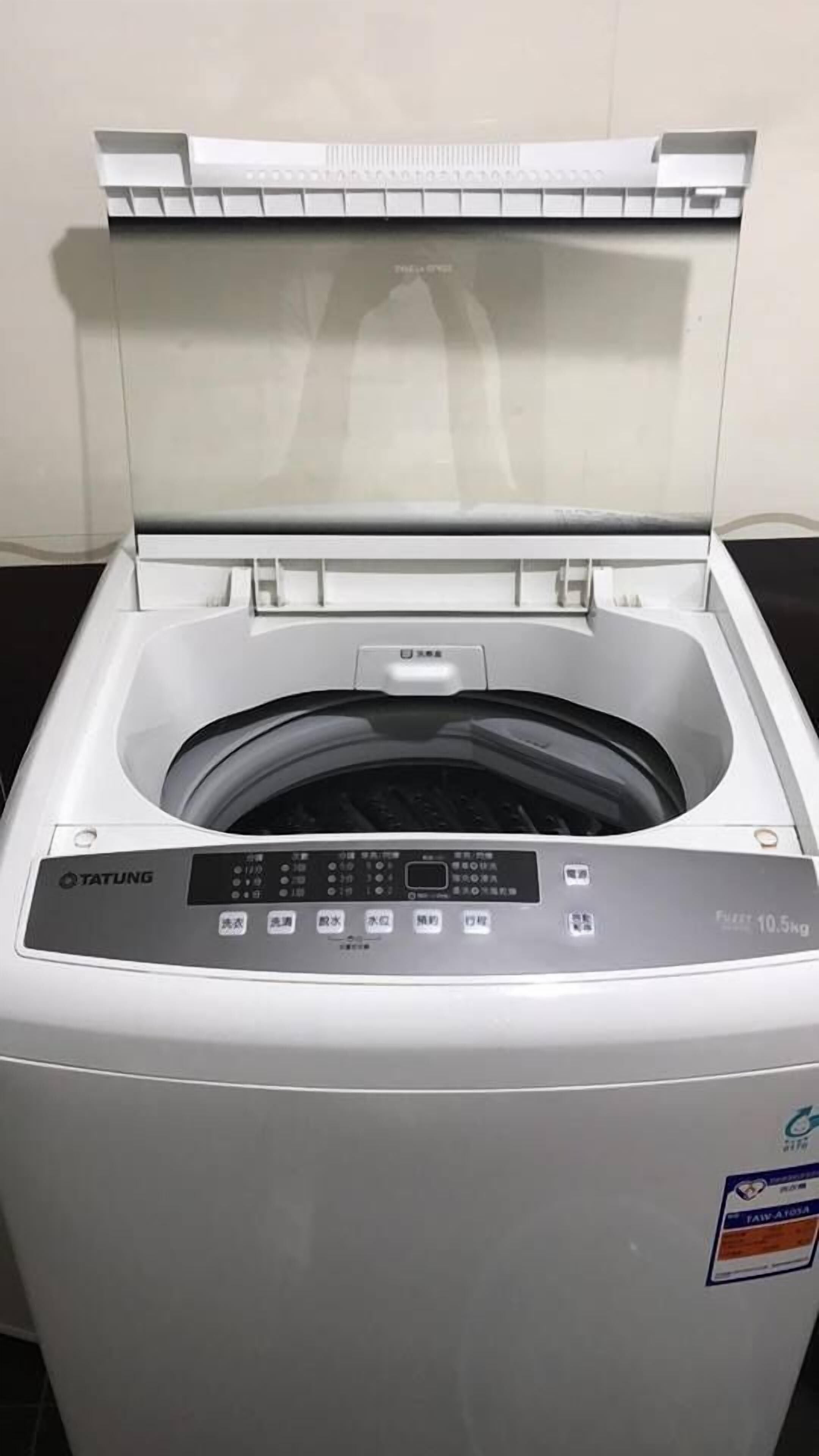 Vista frontal de una lavadora Tatung blanca con panel de control digital y capacidad de 10,5 kg.