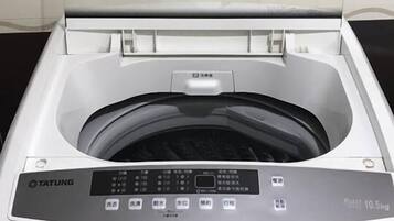 Vista frontal de una lavadora Tatung blanca con panel de control digital y capacidad de 10,5 kg.