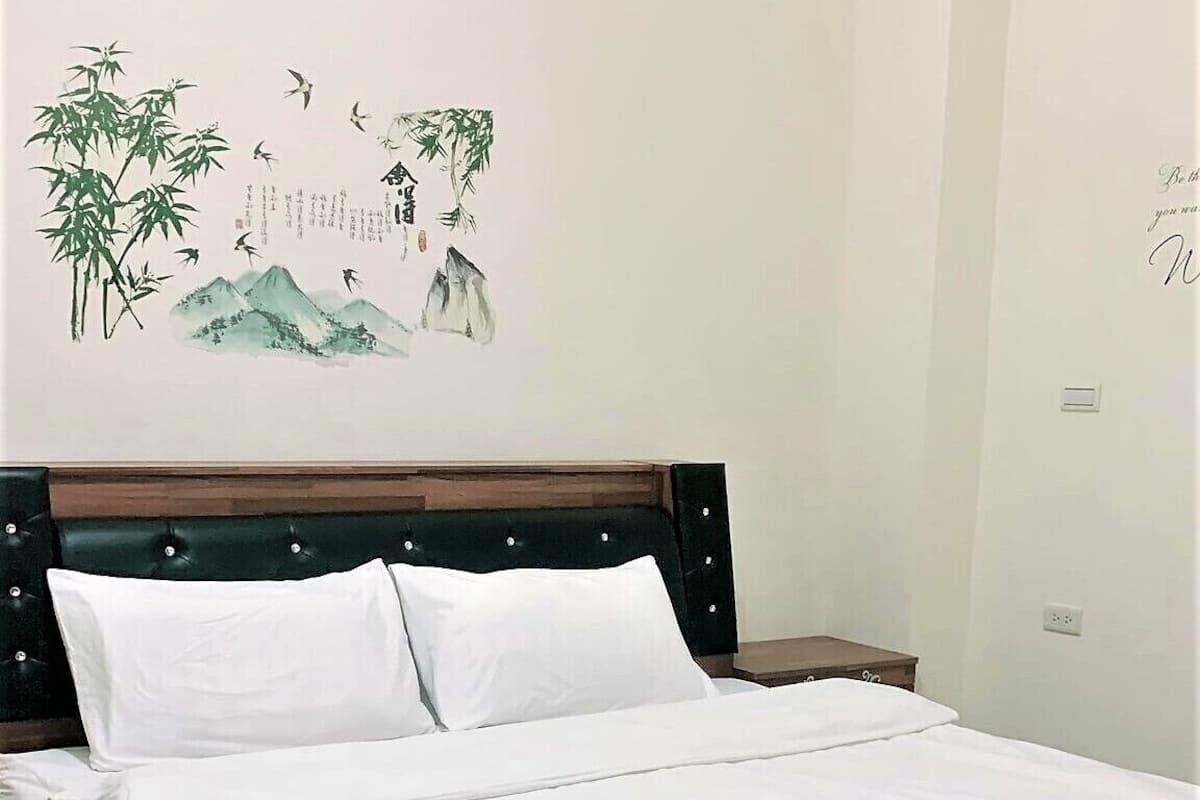 Escritorio, cortinas blackout y wifi gratis