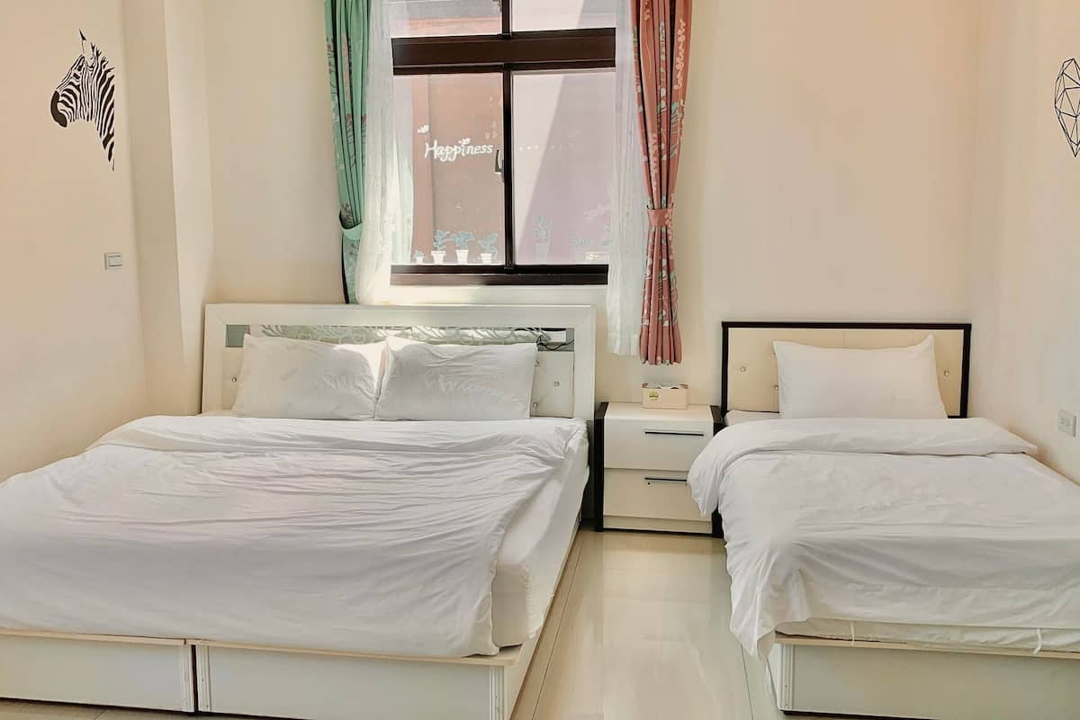 Quarto triplo econômico, 1 quarto | Escrivaninha, cortinas blackout, Wi-Fi de cortesia