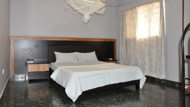 Premium bedding, in-room safe, desk, iron/ironing board (on request) - Chilambula Lodge (Lilongwe)