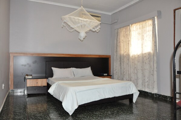 Premium bedding, in-room safe, desk, iron/ironing board - Chilambula Lodge (Lilongwe)