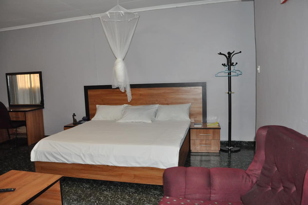 Ropa de cama de alta calidad y caja de seguridad en la habitación