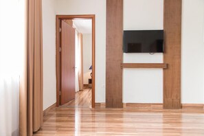 Sweet Room | Minibar, in-room safe, desk, soundproofing - Mai Hotel My Dinh (Hanoi)