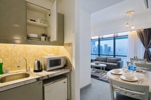 デラックス スイート (Premier) | 専用キッチン | 冷蔵庫、電子レンジ、食器洗い機、電気ポット