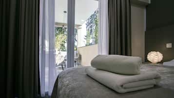 Superior-Doppel- oder -Zweibettzimmer, Terrasse | Zimmersafe, Schreibtisch, schallisolierte Zimmer, Bügeleisen/Bügelbrett