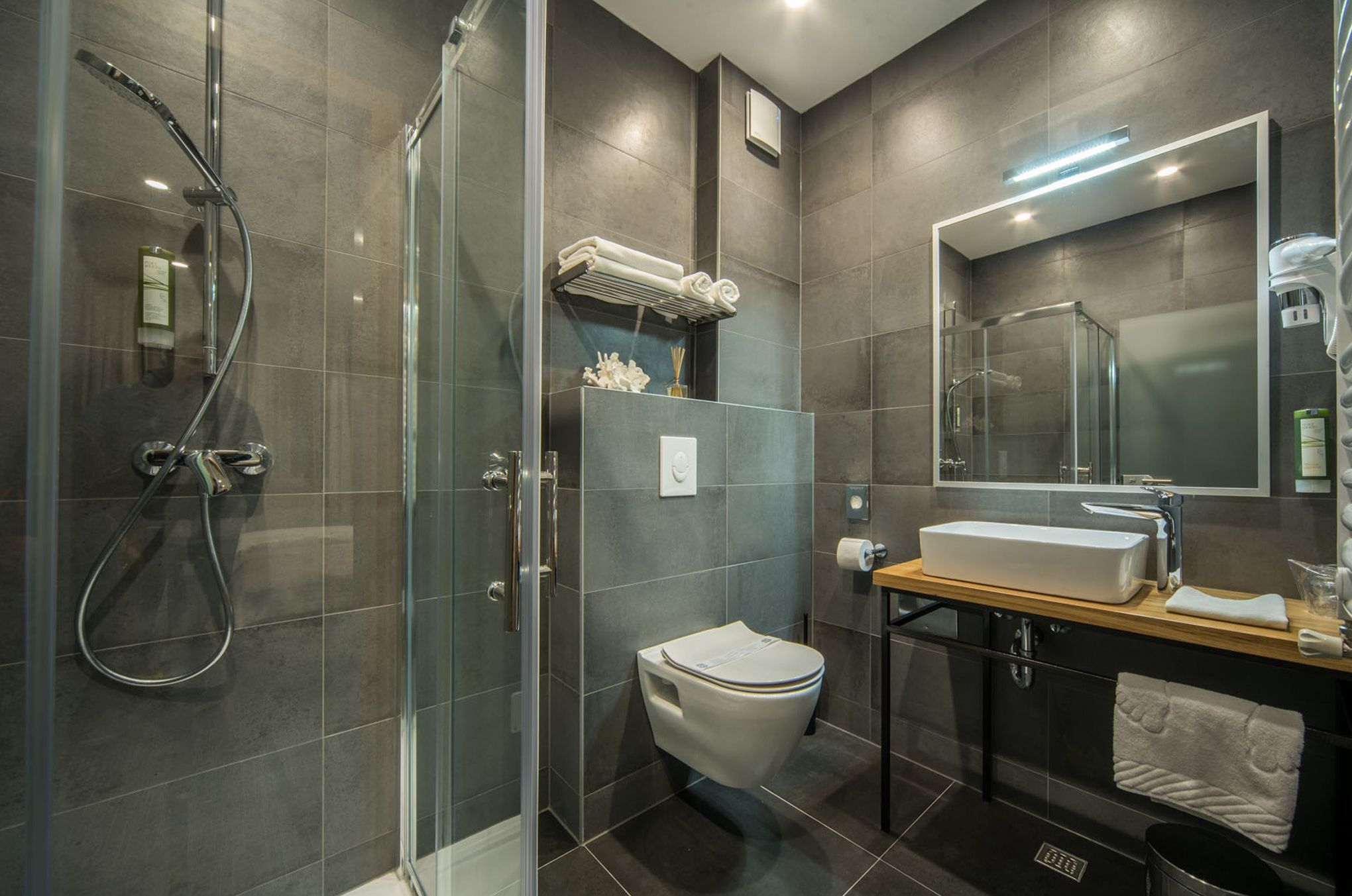 comfort twin room | bathroom | shower, free toiletries, hair dryer, towels
