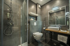 Comfort Twin Room | Bathroom | Shower, free toiletries, hair dryer, towels - Hotel Sundial (Zagreb)