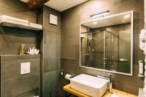 Shower, free toiletries, hair dryer, towels - Hotel Sundial (Zagreb)