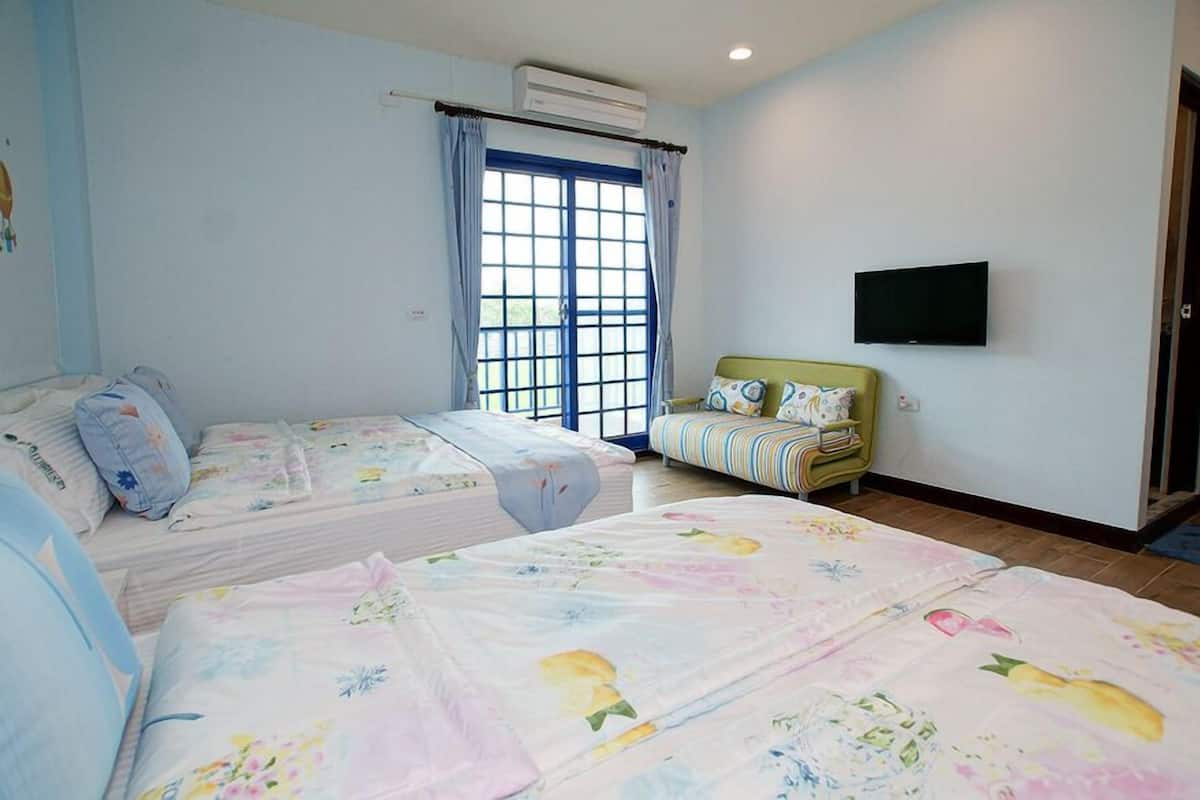 Habitación cuádruple familiar, 1 habitación | Ropa de cama de alta calidad, escritorio y cortinas blackout