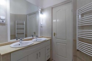 Apartment, 2 Bedrooms | Bathroom | Combined shower/bathtub, free toiletries, hair dryer, bidet