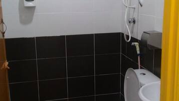Pancuran mandi, kelengkapan dandanan diri percuma, pengering rambut