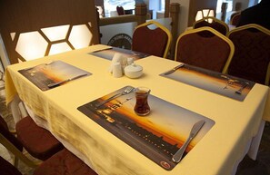 Lunch and dinner served - Adana Omur Otel (Adana)