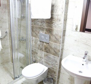 Shower, free toiletries, hair dryer, slippers - Adana Omur Otel (Adana)