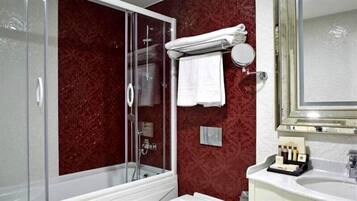 Habitación Deluxe | Baño | Artículos de higiene personal gratuitos, secador de pelo y zapatillas