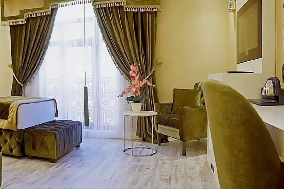 Driepersoonskamer | Lakens van Egyptisch katoen, een minibar, een kluis op de kamer