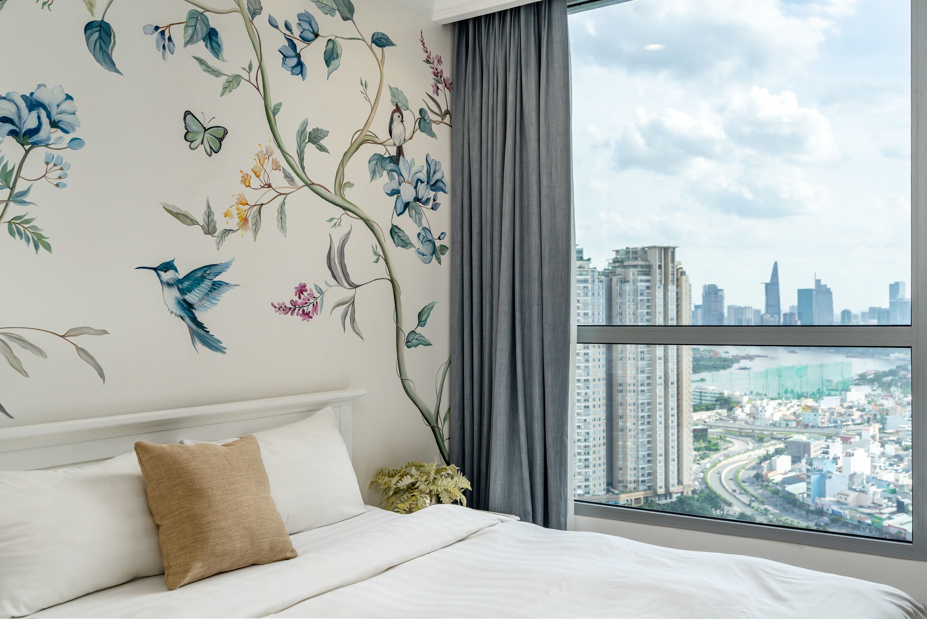 one-bedroom apartment with balcony and city view | city view