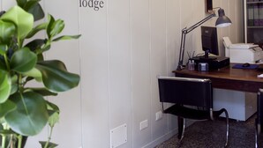 A room with a desk, a lamp, and a sign reading "PEPITA lodge". - Pepita Lodge (Verona)