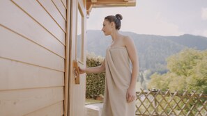 Een sauna, een bubbelbad, een stoombad, hotstone-massages, body wraps