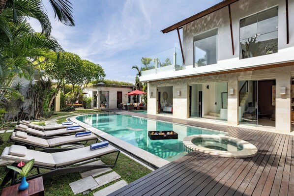 Outdoor pool, pool umbrellas, pool loungers - Luxury Villa Belle (Seminyak)