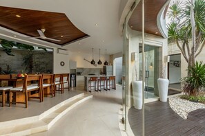 In-room dining - Luxury Villa Belle (Seminyak)