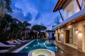Outdoor pool, pool umbrellas, pool loungers - Luxury Villa Belle (Seminyak)
