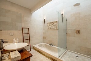Shower, free toiletries, hair dryer, towels - Luxury Villa Belle (Seminyak)