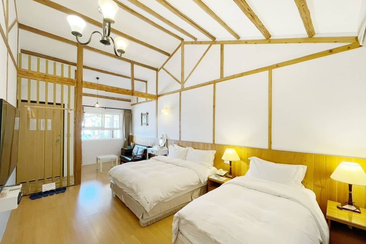 Standaard driepersoonskamer | Luxe beddengoed, verduisterende gordijnen, gratis wifi, beddengoed