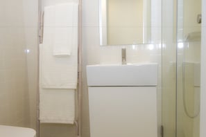 Apartment, 2 Bedrooms, Patio | Bathroom | Shower, hair dryer, towels, soap - Liiiving in Porto - Central Garden Flat (Porto)