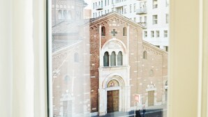 Une vue d’une église historique, reconnaissable à son imposant clocher et à ses fenêtres en arc.