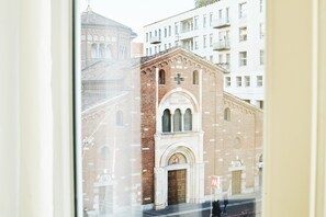 Une vue d’une église historique, reconnaissable à son imposant clocher et à ses fenêtres en arc.