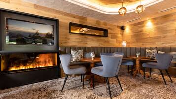Un interior moderno con chimenea, zona de estar y paredes de madera.