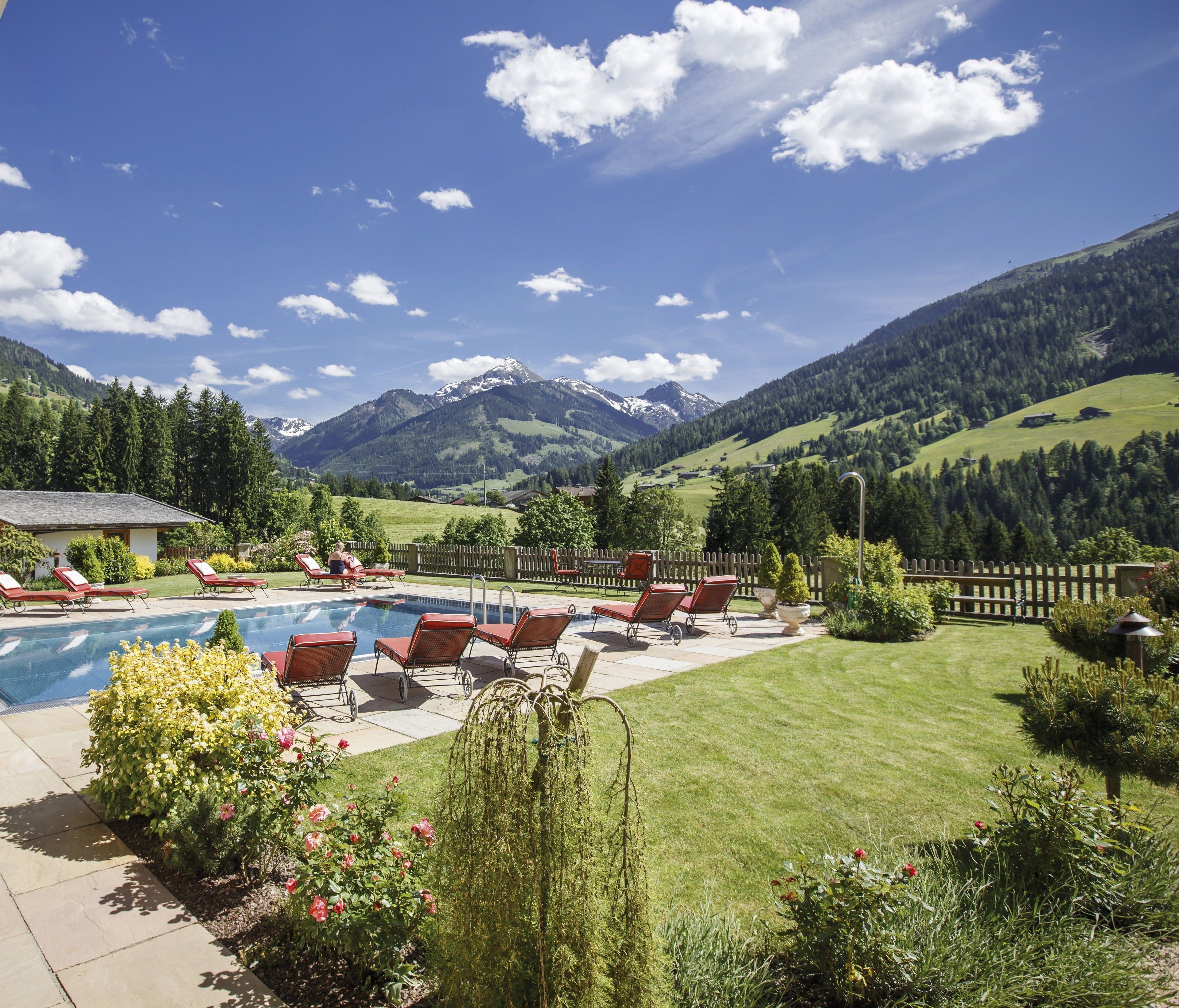 屋内プール、2 つの屋外プール、プール パラソル、サンラウンジャー