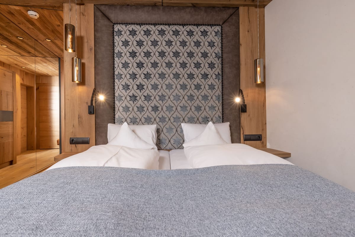 Deluxe Double Room | 1 bedroom, premium bedding, minibar, in-room safe